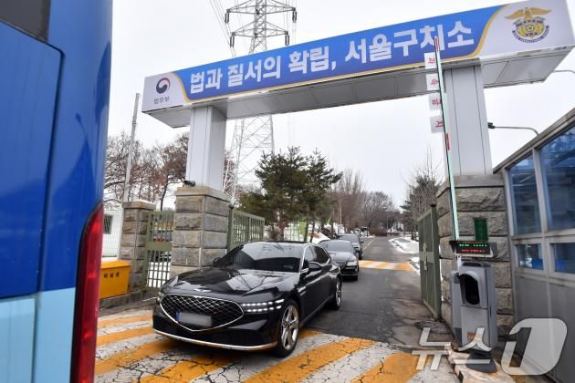윤석열 대통령에 대한 일반 접견이 허용된 31일 오전 경기 의왕시 서울 구치소에서 정진석 대통령비서실장 등 대통령실 참모들이 탑승한 것으로 추정되는 차량들이 빠져나오고 있다. 2025.1.31/뉴스1 ⓒ News1 이동해 기자