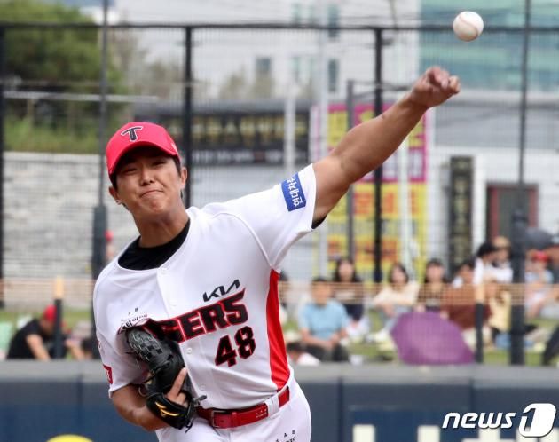 9일 광주기아챔피언스필드에서 열린 프로야구 KIA 타이거즈와 삼성 라이온즈 경기에서 KIA 선발 이의리가 역투하고 있다. 2023.10.9/뉴스1 ⓒ News1 김태성 기자