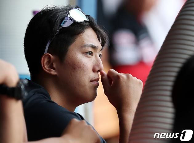 11일 오후 서울 송파구 잠실야구장에서 열린 2023 신한 SOL KBO리그 KIA 타이거즈와 두산 베어스의 경기, KIA 이의리가 더그아웃에서 경기를 지켜보고 있다. 2023.6.11/뉴스1 ⓒ News1 김진환 기자