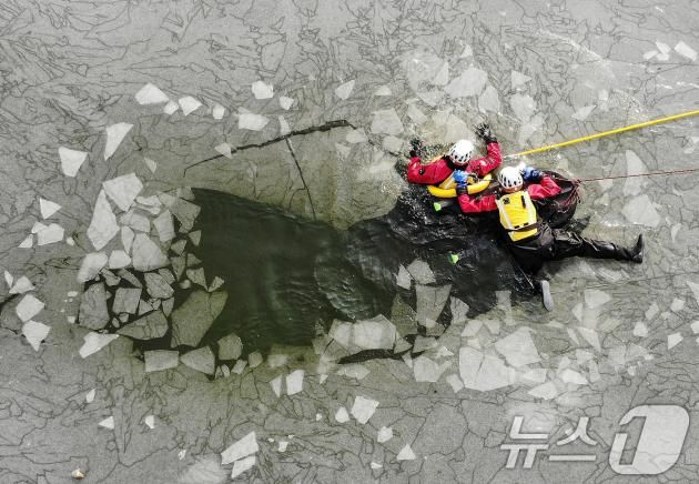 대구강서소방서 119구조대원들이 동계 수난사고 대비 특별구조훈련을 실시하는 모습. ⓒ News1 공정식 기자