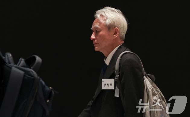 강성두 영풍 사장이 23일 오전 서울 용산구 그랜드하얏트 서울에서 열린 고려아연 임시주주총회가 지연되자 주총장을 나서고 있다. (공동취재) 2025.1.23/뉴스1 ⓒ News1 민경석 기자