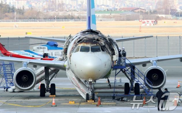 30일 부산 강서구 김해국제공항 내 에어부산 항공기 화재 현장에서 국토부 항공철도사고조사위원회, 국립과학수사연구원, 부산경찰청, 부산소방재난본부 등 관계자들이 합동 감식에 앞서 안정성 확보를 위한 조사를 실시하고 있다. 지난 28일 오후 10시 15분쯤 김해공항 계류장에서 이륙을 준비하던 홍콩행 에어부산 항공기에서 불이 나 승객과 승무원 등 176명이 비상 슬라이드를 통해 전원 탈출했다. 2025.1.30/뉴스1 ⓒ News1 윤일지 기자