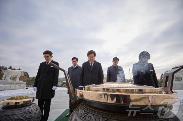 이재명 더불어민주당 대표가 설 연휴 마지막 날인 30일 국립대전현충원을 찾아 참배하고 있다. (더불어민주당 제공) 2025.1.30/뉴스1 ⓒ News1 김민지 기자