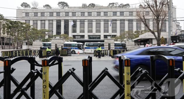 '서울 종로구 헌법재판소에서 경찰들이 경계근무를 서고 있는 모습. 2025.1.31/뉴스1 ⓒ News1 김도우 기자