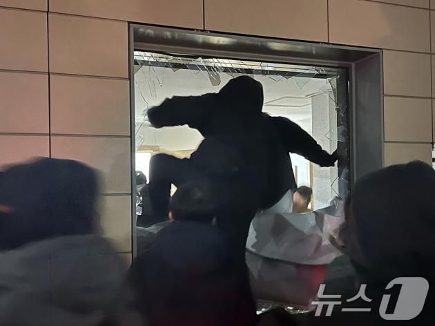 19일 새벽 윤석열 대통령에 대한 구속영장이 발부되자 서울 서부지법에 지지자들이 진입해 난동을 부리고 있다. 2025.1.19/뉴스1 ⓒ News1 김민수 기자
