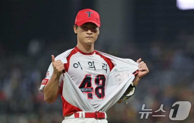 28일 오후 광주 기아챔피언스필드에서 열린 프로야구 '2024 신한 SOL 뱅크 KBO 포스트시즌' 한국시리즈 5차전 삼성 라이온즈와 KIA 타이거즈의 경기, 6회초 KIA 중간 계투 곽도규가 2사 1루 상황을 무실점으로 막아낸 뒤 이의리가 적힌 셔츠를 보이고 있다. 2024.10.28/뉴스1 ⓒ News1 장수영 기자