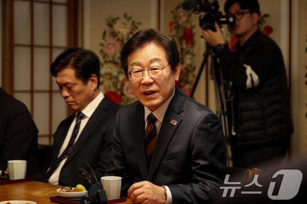 이재명 더불어민주당 대표가 30일 오후 경남 양산시 하북면 평산마을 문재인 전 대통령 사저를 방문해 문 전 대통령과 대화하고 있다. (더불어민주당 제공) 2025.1.30/뉴스1