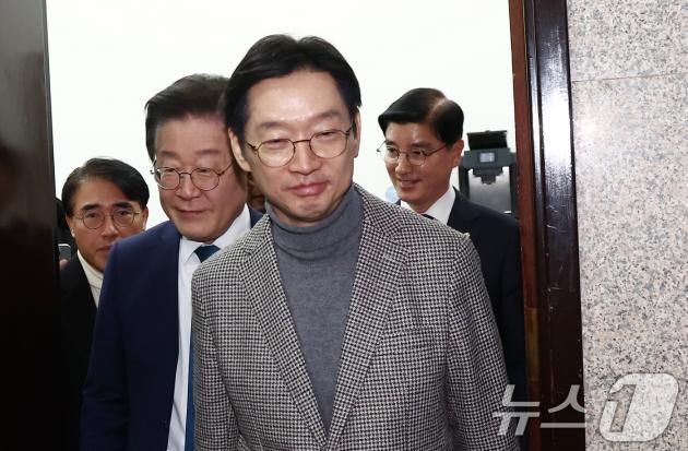 김경수 전 경남도지사가 5일 오후 서울 여의도 국회에서 이재명 더불어민주당 대표 접견을 마치고 이 대표와 나오고 있다. 2024.12.5/뉴스1 ⓒ News1 김민지 기자