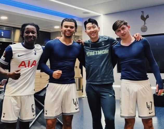토트넘은 다몰라 아자이, 데인 스칼릿, 손흥민, 마이키 무어(왼쪽부터) (손흥민 인스타그램 캡처)