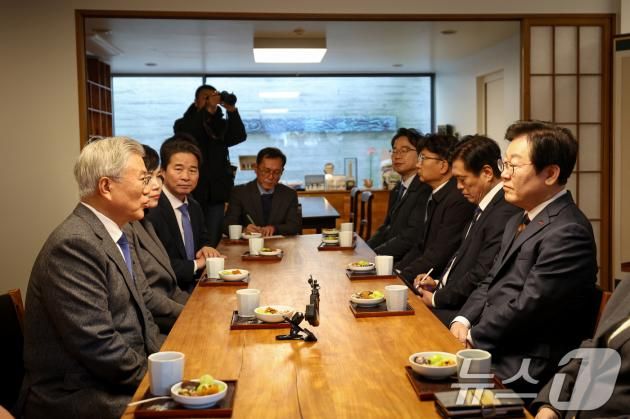 이재명 더불어민주당 대표가 30일 오후 경남 양산시 하북면 평산마을 문재인 전 대통령 사저를 방문해 문 전 대통령과 대화하고 있다. (더불어민주당 제공) 2025.1.30/뉴스1