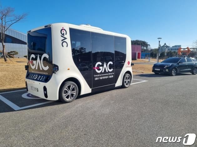 강릉시가 주요 관광지 노선에 운영 중인 관광형 자율주행 셔틀.(자료사진) ⓒ News1 윤왕근 기자