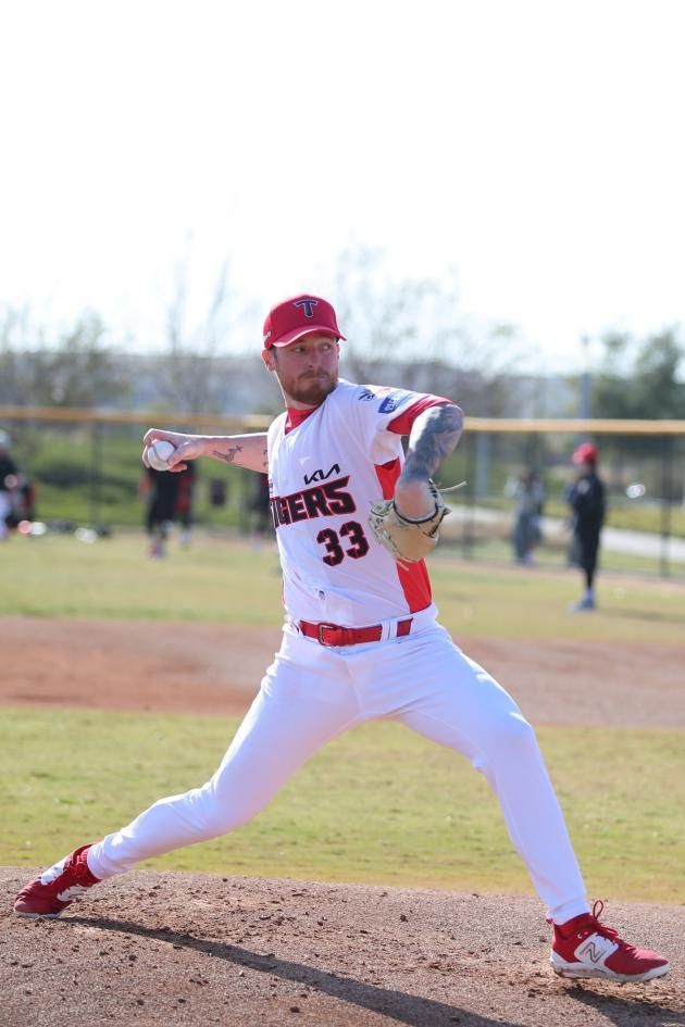 KIA 외국인 투수 올러가 미국 어바인에 위치한 구단 스프링캠프에서 불펜 피칭을 하고 있다.(KIA 타이거즈 제공)