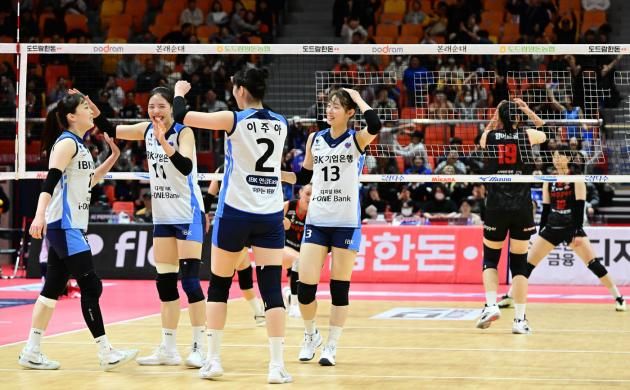 득점 후 기뻐하는 기업은행 선수들(KOVO제공)