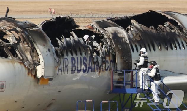 30일 부산 강서구 김해국제공항 내 에어부산 항공기 화재 현장에서 국토부 항공철도사고조사위원회, 국립과학수사연구원, 부산경찰청, 부산소방재난본부 등 관계자들이 합동 감식에 앞서 안정성 확보를 위한 조사를 실시하고 있다. 지난 28일 오후 10시 15분쯤 김해공항 계류장에서 이륙을 준비하던 홍콩행 에어부산 항공기에서 불이 나 승객과 승무원 등 176명이 비상 슬라이드를 통해 전원 탈출했다. 2025.1.30/뉴스1 ⓒ News1 윤일지 기자