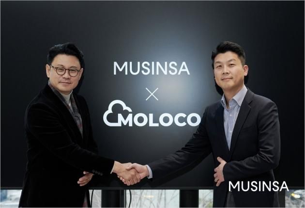 서울 성수동 무신사 N1에서 열린 업무협약식에서 기념 사진을 촬영하고 있는 무신사 전준희 테크 부문장(왼쪽)과 몰로코 아태지역 김이영 부사장.(무신사 제공)