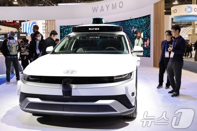 세계 최대 정보기술(IT)·가전 전시회 'CES 2025' 개막일인 7일(현지시간) 미국 네바다주 라스베이거스 컨벤션센터(LVCC)에 마련된 구글 자율주행 업체 웨이모의 전시장에 현대자동차 아이오닉5가 전시되어 있다. 2025.1.8/뉴스1 ⓒ News1 신웅수 기자