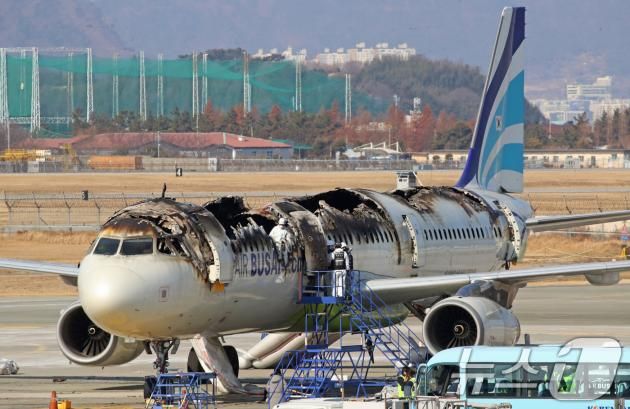30일 부산 강서구 김해국제공항 내 에어부산 항공기 화재 현장에서 국토부 항공철도사고조사위원회, 국립과학수사연구원, 부산경찰청, 부산소방재난본부 등 관계자들이 합동 감식에 앞서 안정성 확보를 위한 조사를 실시하고 있다. 지난 28일 오후 10시 15분쯤 김해공항 계류장에서 이륙을 준비하던 홍콩행 에어부산 항공기에서 불이 나 승객과 승무원 등 176명이 비상 슬라이드를 통해 전원 탈출했다. 2025.1.30/뉴스1 ⓒ News1 윤일지 기자