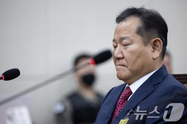 이상민 전 행정안전부 장관이 22일 오후 서울 여의도 국회에서 열린 윤석열 정부의 비상계엄 선포를 통한 내란 혐의 진상규명 국정조사 1차 청문회에서 생각에 잠겨 있다./뉴스1 ⓒ News1 이재명 기자