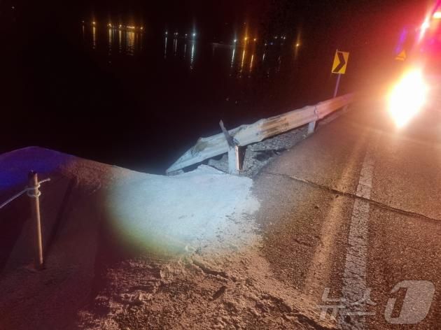 31일 오후 10시 20분쯤 전남 고흥군 금산면 한 해안가에서 승용차가 가드레일을 들이받은 뒤 바다로 추락해 있다.(여수해경 제공)2025.1.31/뉴스1