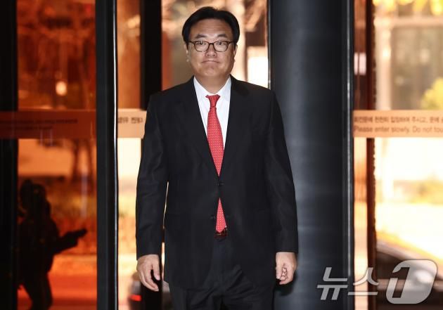 정진석 대통령비서실장이 25일 서울 여의도 한 호텔에서 국민의힘 의원들과 오찬을 하기 위해 이동하고 있다. 2024.11.25/뉴스1 ⓒ News1 김민지 기자