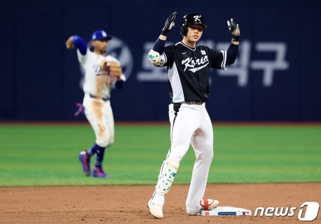 18일 서울 고척스카이돔에서 열린 팀 코리아와 로스앤젤레스(LA) 다저스의 미국 프로야구(MLB) 서울시리즈 연습 경기, 3회초 무사 1루 팀 코리아 김혜성이 2루타를 때려낸 뒤 세리머니를 하고 있다. 2024.3.18/뉴스1 ⓒ News1 김진환 기자