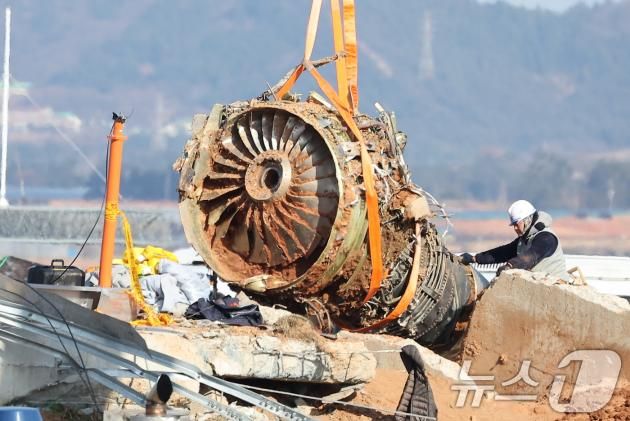 제주항공 여객기 참사 엿새째인 3일 오후 전남 무안국제공항 참사 현장에서 로컬라이저(방위각시설) 둔덕에 파묻힌 제주항공 7C2216편의 엔진이 크레인으로 옮겨지고 있다. 2025.1.3/뉴스1 ⓒ News1 김진환 기자