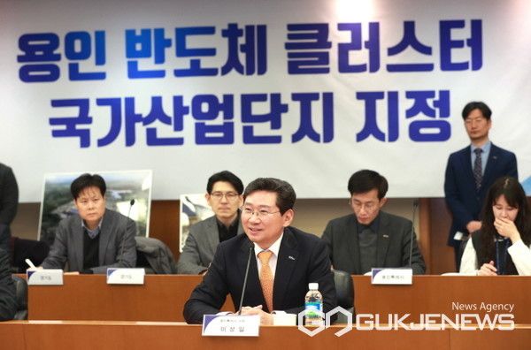 ▲2024년 12월 26일 삼성전자 기흥캠퍼스에서 열린 _용인 첨단시스템반도체 국가산업단지 승인 기념행사_에서 이상일 용인특례시장이 의견을 이야기하고 있다.(사진=용인시)