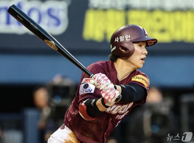 14일 오후 서울 송파구 잠실야구장에서 열린 프로야구 '2024 신한 SOL 뱅크 KBO리그' 키움 히어로즈와 LG 트윈스의 경기, 3회초 무사 1루 상황에서 키움 김혜성이 안타를 치고 있다. 2024.5.14/뉴스1 ⓒ News1 김도우 기자