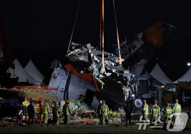 제주항공 여객기 참사 엿새째인 3일 오후 전남 무안국제공항 참사 현장에서 제주항공 7C2216편 사고 기체의 꼬리 부분 인양 작업 후 랜딩기어 잔해가 인양되고 있다 2025.1.3/뉴스1 ⓒ News1 오대일 기자