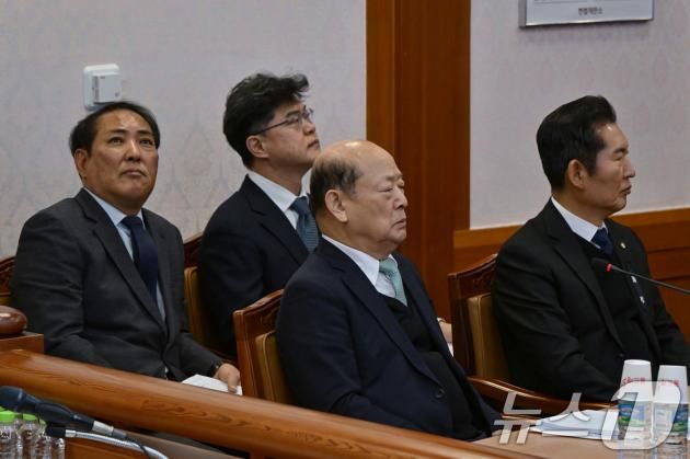 정청래 국회 탄핵소추단장 등 국회측 대리인단이 3일 서울 종로구 헌법재판소 소심판정에서 열린 윤석열 대통령 탄핵 심판 2차 변론준비기일에 참석해 있다. (공동취재) 2025.1.3/뉴스1 ⓒ News1 임세영 기자