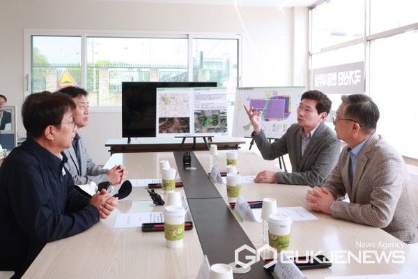 ▲이상일 용인시장이 박상우 국토교통부장관_ 이한준 한국토지주택공사 사장과 만나 '용인 첨단시스템반도체 국가산업단지' 보상방안을 논의했다.(사진=용인시)