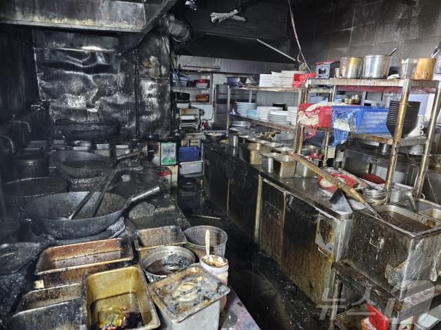 불에 탄 식당 주방 내부.(부산소방재난본부 제공)