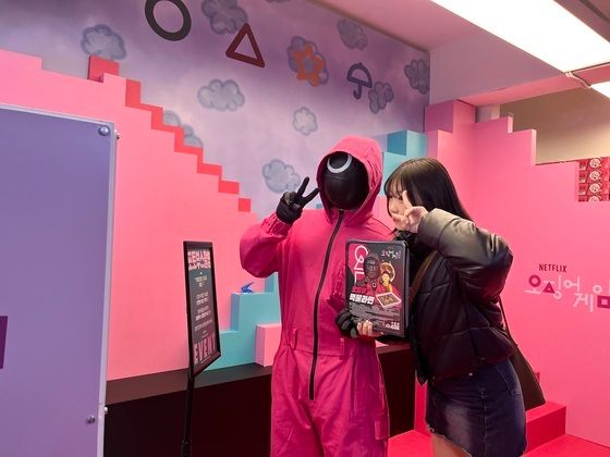 GS25 오징어게임 시즌2 팝업스토어 포토존에서 사진 촬영을 하는 고객의 모습. (GS25 제공).