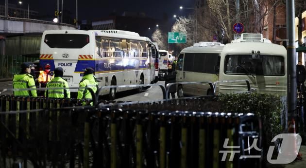 4일 오전 서울 용산구 대통령 관저 앞이 차벽으로 둘러쌓여 있다. 2025.1.4/뉴스1 ⓒ News1 임세영 기자