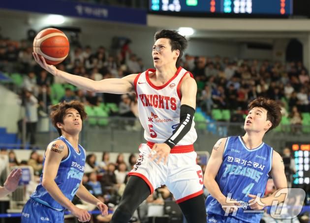 3일 오후 대구체육관에서 열린 '2024-2025 KCC 프로농구' 정규리그 대구 한국가스공사와 서울 SK 나이츠의 경기, SK 김선형이 슛을 시도하고 있다. 2024.11.3/뉴스1 ⓒ News1 공정식 기자