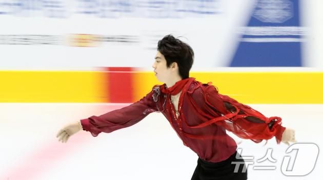 1일 오후 경기도 의정부 실내빙상장에서 열린 '2024 KB금융 전국남녀 피겨스케이팅 회장배 랭킹대회'에서 남자 시니어 프리스케이팅 부문에 출전한 차준환이 연기를 펼치고 있다. 2024.12.1/뉴스1 ⓒ News1 이승배 기자