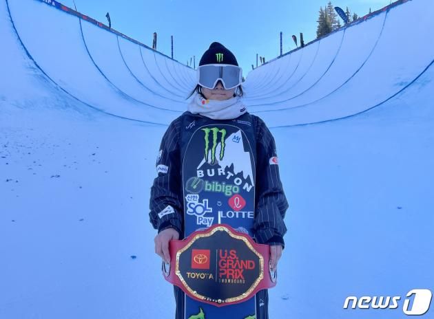 스노보드 최가온(15, 세화여중)이 17일 오전 미국 콜로라도 주 카퍼 마운틴에서 열린 2023-2024 FIS 스노보드 월드컵 여자 하프파이프 부문에서 한국 최초 우승을 차지한 후 포즈를 취하고 있다. (올댓스포츠 제공) 2023.12.17/뉴스1