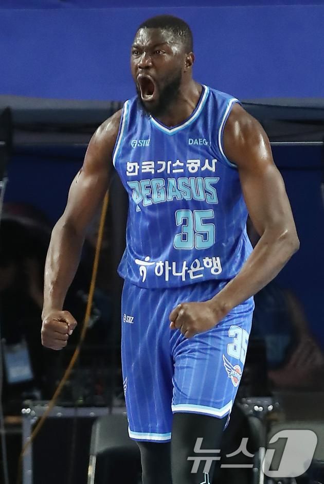 10일 오후 대구체육관에서 열린 '2024-2025 KCC 프로농구' 정규리그 대구 한국가스공사와 울산 현대모비스의 경기, 4쿼터 덩크슛을 성공시킨 가스공사 은도예가 포효하고 있다. 2024.11.10/뉴스1 ⓒ News1 공정식 기자