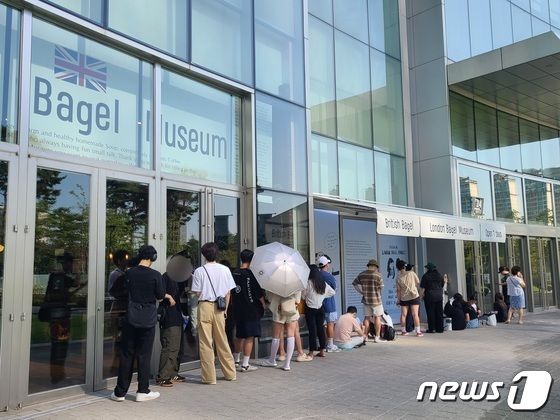 지난해, 잠실 롯데월드몰 14번 게이트 근처에 위치한 런던 베이글 뮤지엄 앞에 길게 늘어선 대기 줄의 모습. ⓒ News1 DB
