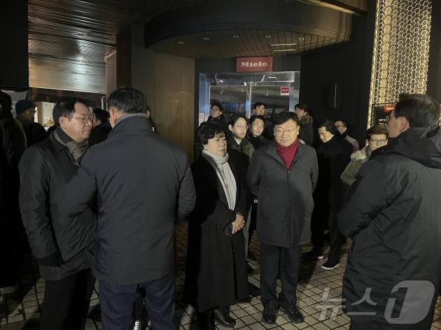 6일 오선 6시쯤 서울 용산구 한남동 관저 인근 볼보빌딩 앞에서 국민의힘 의원들이 모여 있다. 2025.01.06 ⓒ 뉴스1 김종훈 기자
