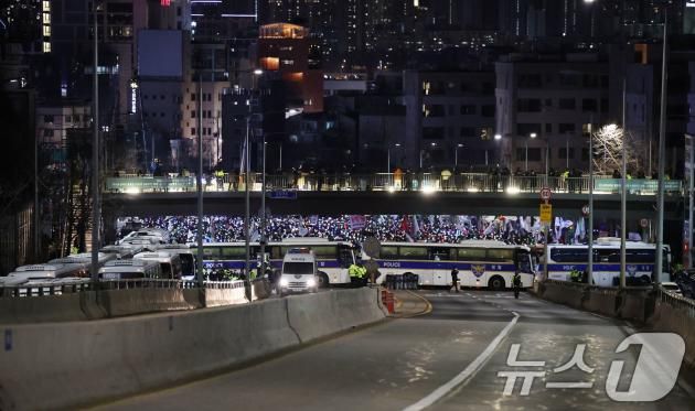 4일 서울 용산구 대통령 관저 인근에서 열린 윤석열 대통령 체포·탄핵 반대 집회로 남산 1호 터널 양방향이 통제되고 있다. 2025.1.4/뉴스1 ⓒ News1 임세영 기자
