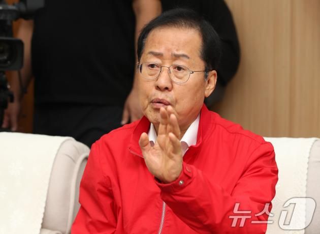 홍준표 대구시장이 2024년 6월 26일 오전 대구시청 산격청사를 찾은 원희룡 전 국토교통부 장관과 면담 도중 한동훈 전 국민의힘 비대위원장의 면담 요청을 두 번 거절했다는 입장을 밝히고 있다. 2024.6.26/뉴스1 ⓒ News1 공정식 기자