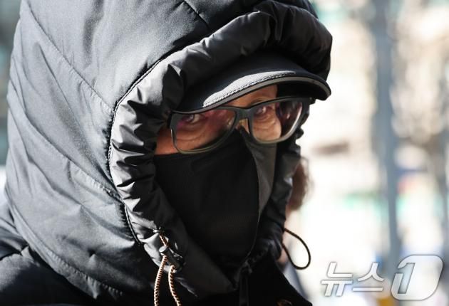 2018년 지방선거 당시 공천을 받게 해주겠다며 거액을 수수한 혐의를 받는 무속인 '건진법사' 전성배 씨가 9일 서울 양천구 남부지방법원에서 열린 구속 전 피의자심문(영장실질심사)에 출석하고 있다. 2025.1.9/뉴스1 ⓒ News1 송원영 기자