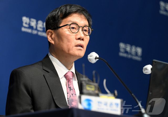 이창용 한국은행 총재 기자회견 모습