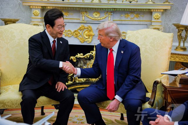 악수하는 이재명과트럼프 대통령