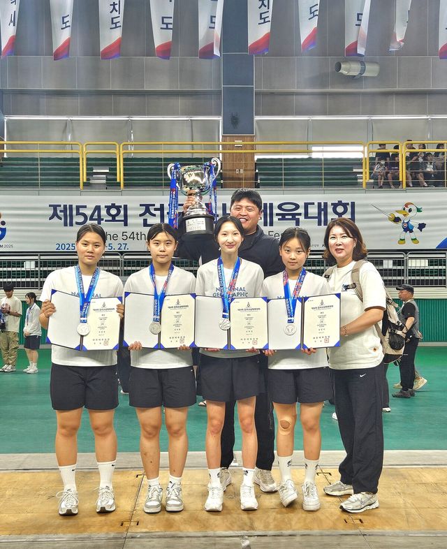 유민정, 김사랑, 조하진, 김민서, &nbsp;박선민 감독 (뒤) 김희원 지도자