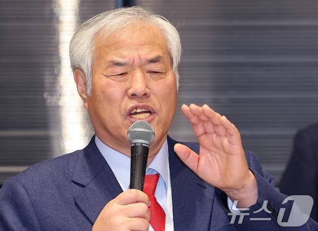 도널드 트럼프 미 대통령 취임식 참석을 마치고 귀국한 전광훈 사랑제일교회 목사가 24일 오후 인천국제공항 제2터미널에서 기자회견을 하고 있다. 2025.1.24/뉴스1 ⓒ News1 김진환 기자