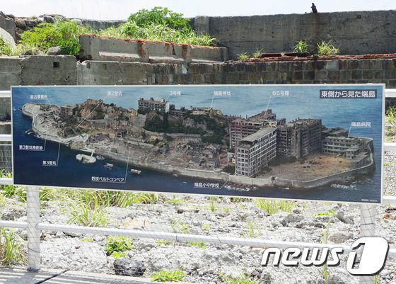 사진은 군함도 내 안내판 모습. '강제징용'은 언급되어 있지 않다. (서경덕 교수 제공)