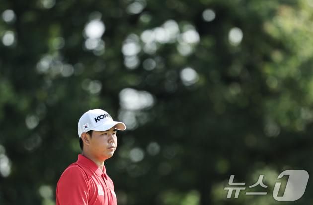 대한민국 골프대표팀 김주형이 1일(한국시간) 프랑스 파리 기앙쿠르에 위치한 르 골프 내셔널에서 열린 2024 파리올림픽 남자 골프 1라운드 3번홀에서 버디를 기록한 후 홀아웃 하고 있다. 2024.8.1/뉴스1 ⓒ News1 이동해 기자