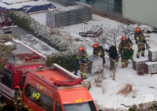 1일 오전 서울 용산구 국립한글박물관에서 화재가 발생, 출동한 소방대원들이 문화재 등 전시품을 옮기고 있다. 소방 당국에 따르면 이날 화재는 3층 내부 공사 용접 절단 작업 중 발생한 것으로 추정되며 근로자 4명은 자력 대피, 2명은 구조했으나 구조대원 1명이 다쳐 병원으로 이송됐다고 밝혔다. 2025.2.1/뉴스1 ⓒ News1 황기선 기자
